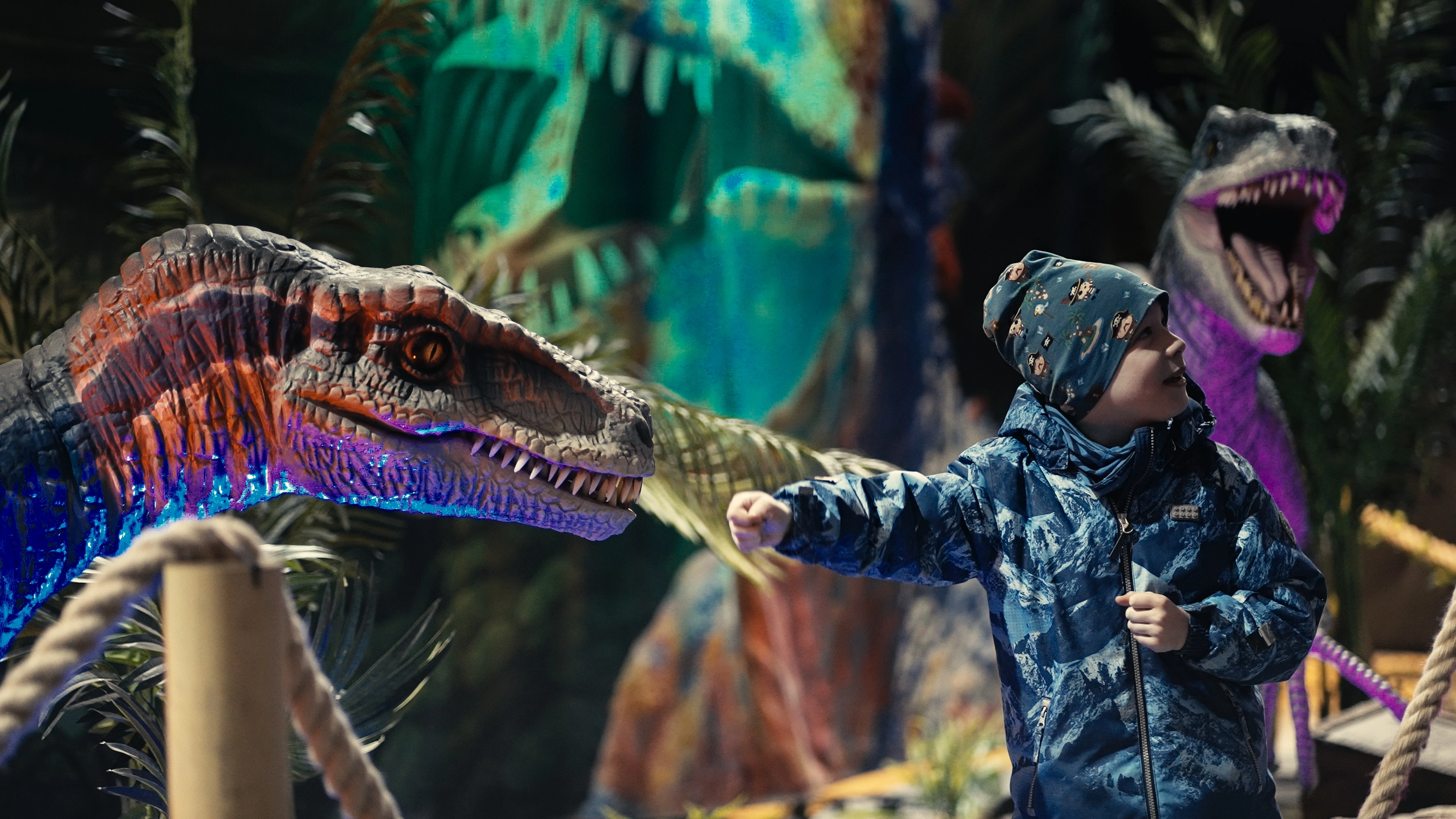 Lebensechter Animatronic-Dinosaurier in Bewegung